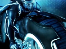Hot Toys MMS 142 Tron : Legacy - Sam Flynn with Light Cycle