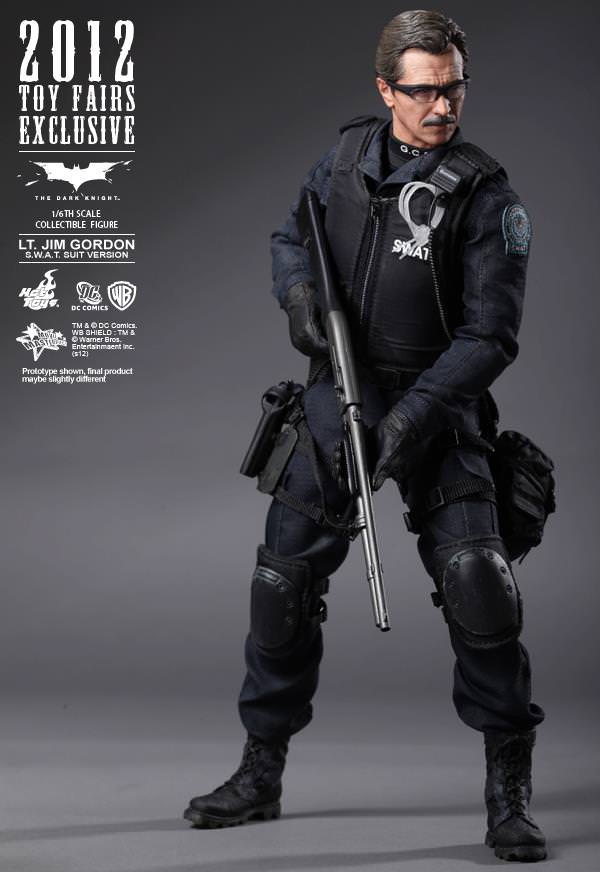 Hot Toys MMS 182 TDK – Lt. Jim Gordon (S.W.A.T. Version) – Hot