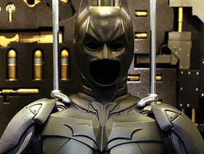 Hot Toys MMS 234 TDK Batman Armory w/ Batman