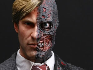 Hot Toys MMS 81 TDK - Harvey Dent / Two-Face